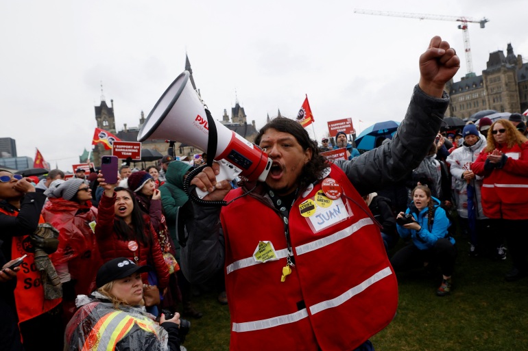 Canada reaches deal with 120,000 striking federal workers | Business and  Economy News | Al Jazeera